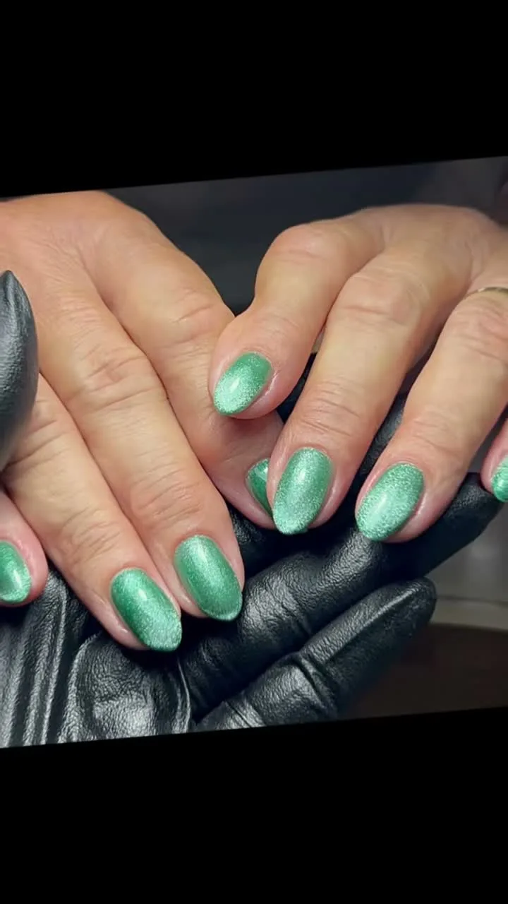 Jade Flash cat-eye nail design