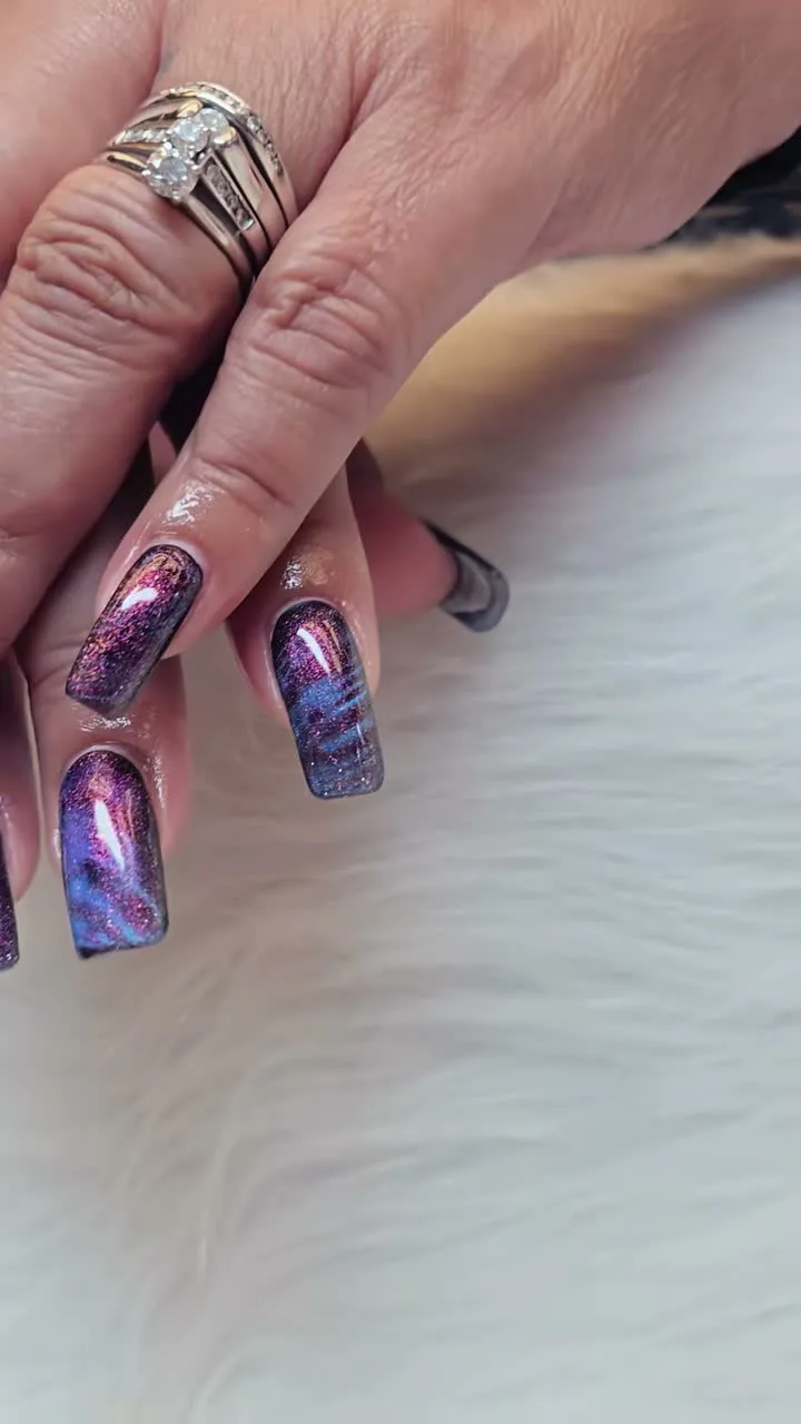Galaxy Cat-Eye cat-eye nail design